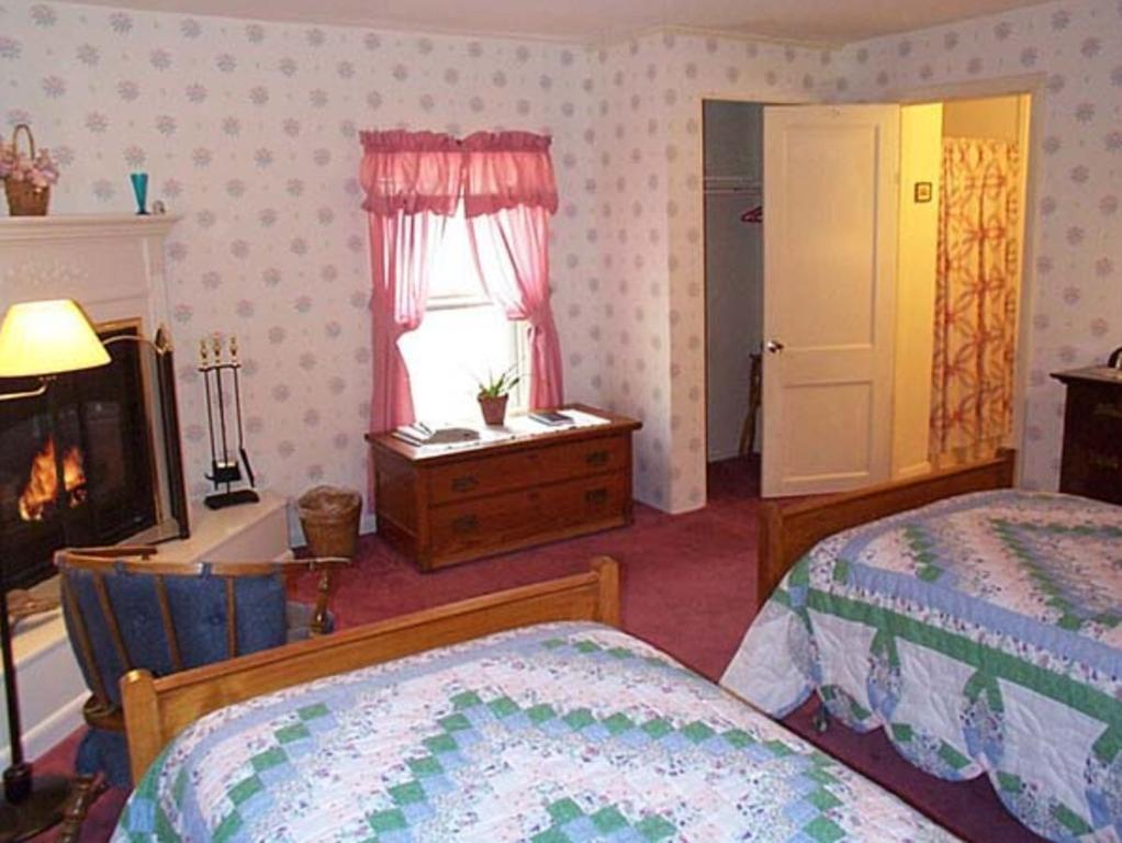 Silas Griffith Inn Danby Room photo